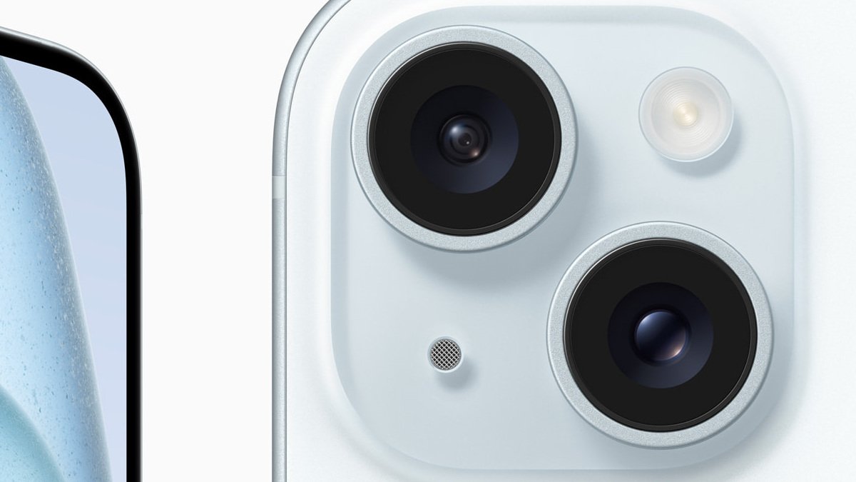 Gros plan du double appareil photo et de la finition bleue de l’iPhone 15