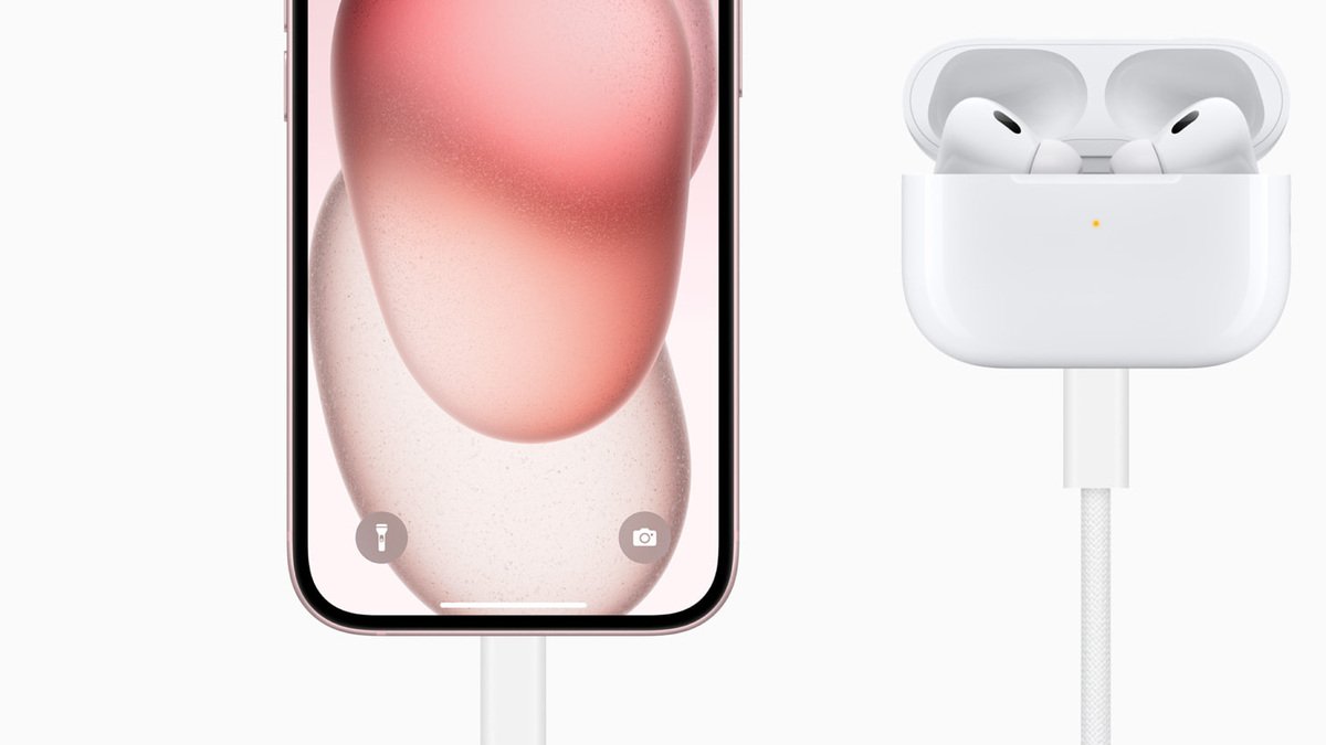 iPhone 15 et boîtier d’AirPods Pro avec leurs câbles USB-C