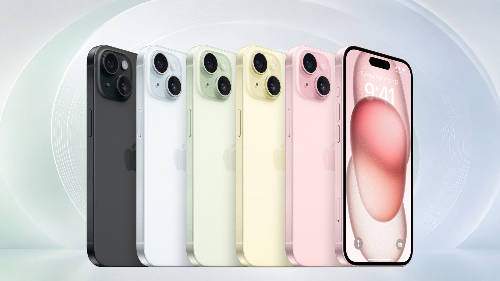 Les cinq coloris de l’iPhone 15 sur un décor éditorial clair