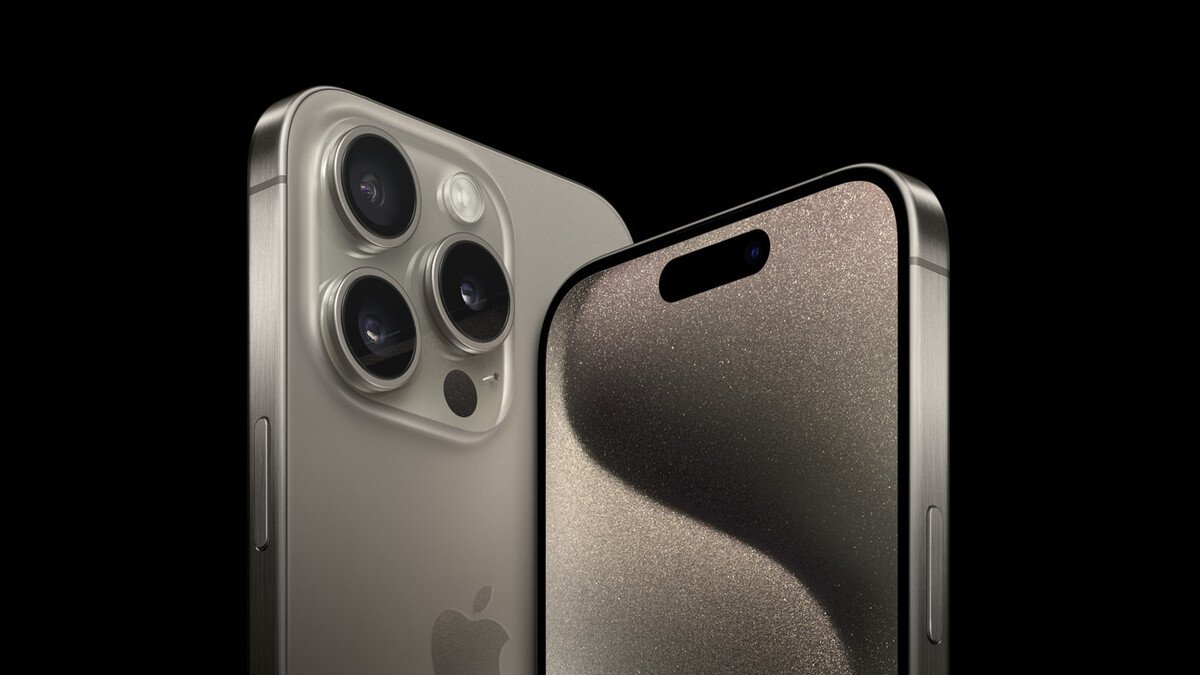 iPhone 15 Pro en titane naturel avec son triple appareil photo et son écran