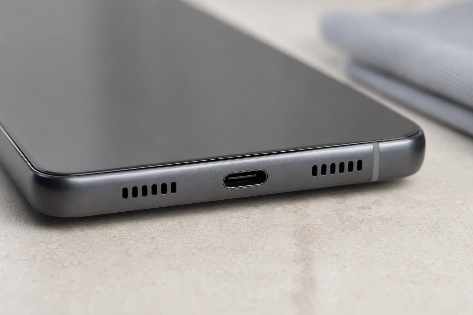 Gros plan sur le port USB-C et le cadre métallique d’un smartphone Android